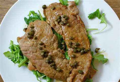 escalopas de pollo sin harina marinándose con especias