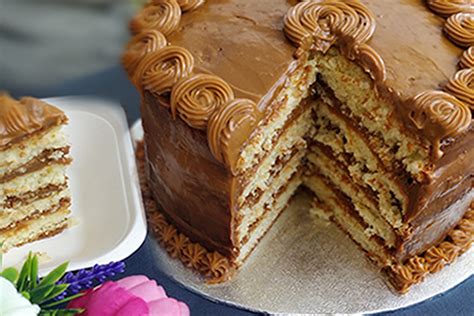 Pastel de cumpleaños con dulce de leche en capas