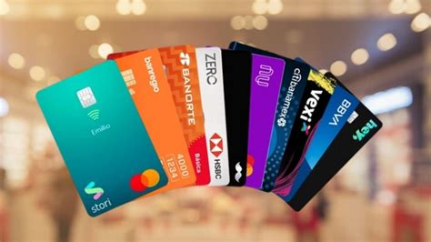 Diseño gráfico representando opciones de pago modernas (tarjetas de crédito, NFC) y un servicio de entrega a domicilio