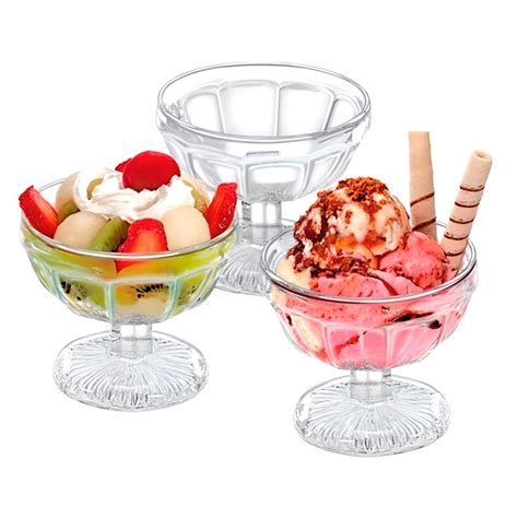 Fotografía de postres (macedonia y helado) servidos en diferentes tipos de copas de cristal y metal.