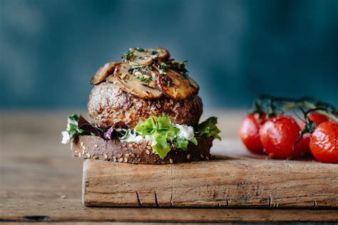 Fotografía de una hamburguesa gourmet con todos los ingredientes frescos y apetitosos
