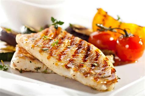 Filete de pescado cocinándose en una parrilla