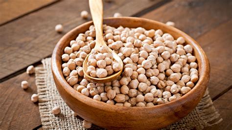 Diferentes tipos de garbanzos secos en un cuenco