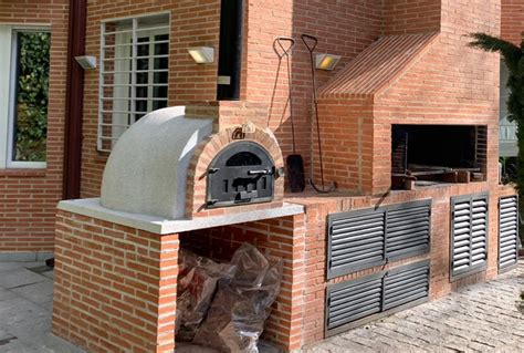 fotografía del horno a leña tradicional en un entorno de patio abierto y rústico