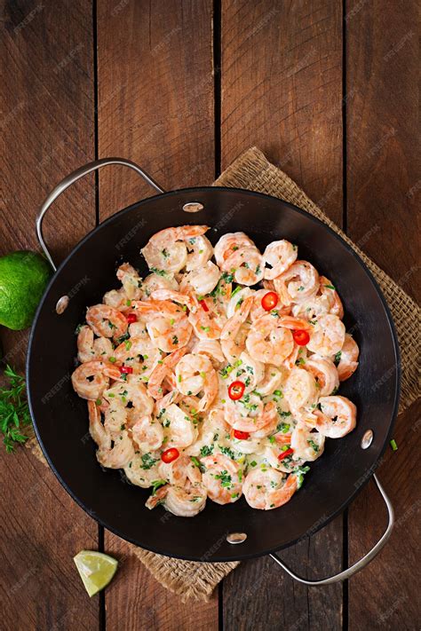 Foto temática: plato de camarones con salsa cremosa y perejil