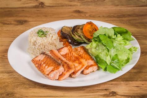 imagen de un plato con salmón a la parrilla, papas ahumadas y una ensalada fresca
