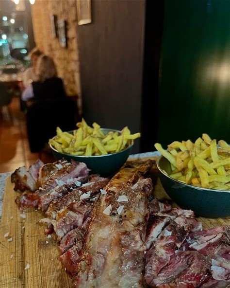 El imponente corte Tomahawk en Gourmand Grill, listo para ser servido.