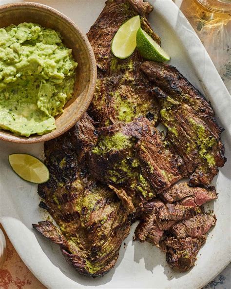 Una tabla de madera con carne asada recién cortada, mostrando su jugosidad.