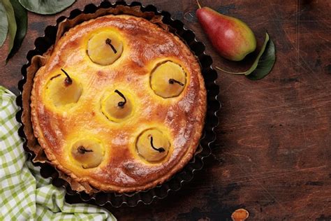 Tarta de pera casera con base de galletas y cobertura de yema