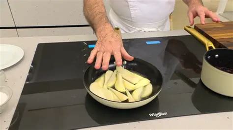 Peras en gajos rehogadas en sartén con azúcar