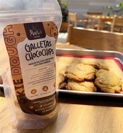 Masa de cookie extendida en un molde, lista para hornear