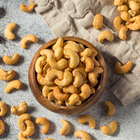 Proceso de moler castañas de cajú para obtener una textura cremosa