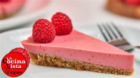 Tarta vegana de frambuesa decorada con frambuesas frescas y coco rallado