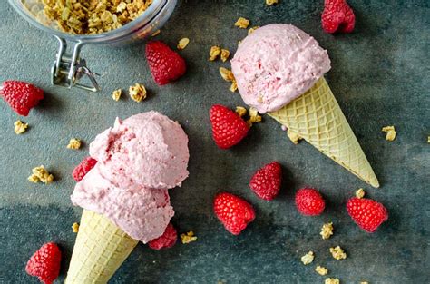 Helado vegano de frambuesa servido con crumble de avena y frambuesas frescas