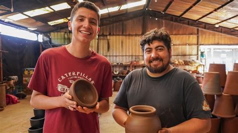 Artesano modelando una pieza de greda en Pomaire
