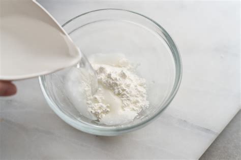 Diagram or step-by-step illustration of mixing cornstarch and water to form small lumps
