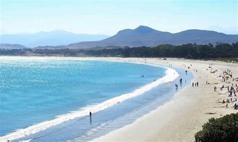 Vista panorámica de la playa de Pichidangui con forma de herradura y el cerro Santa Inés al fondo.