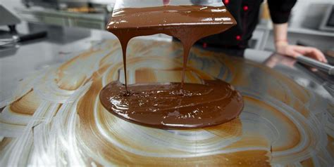 Infografía paso a paso sobre el proceso de temperado de las yemas y la emulsión con chocolate para el cremoso.