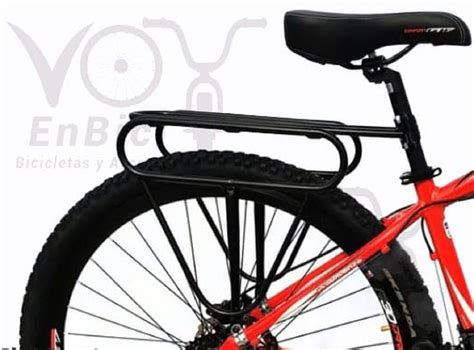 Bicicleta con parrilla trasera y alforjas de diferentes diseños