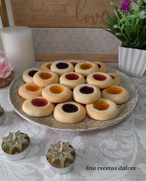 Foto de galletas de mantequilla artesanales con centro de mermelada en una bandeja