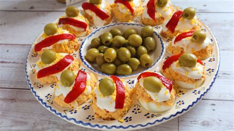 Plato de huevos rellenos de cuscús con vegetales, vista cenital