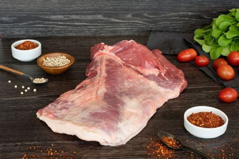 Esquema de un corte de tapa de asado listo para ser marinado en una fuente de horno