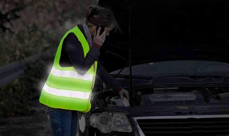 Ilustración que muestra a un conductor con chaleco reflectante junto a su vehículo con las luces de emergencia activadas en una carretera oscura.