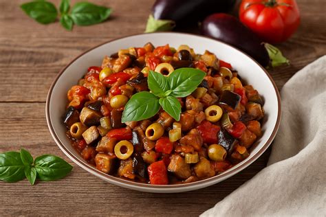 Plato de caponata siciliana recién hecha