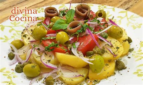 Ensalada pantesca con patatas, tomates y aceitunas