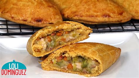 Esquema de los componentes principales de una empanada: masa, relleno de pollo y vegetales.