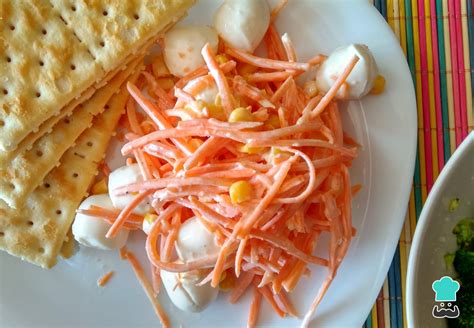 foto de plato saludable: ensalada de zanahoria rallada con queso fresco