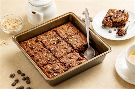 Imágenes de ingredientes para brownie en taza saludable: cacao, harina de avena, huevo, aceite, leche.