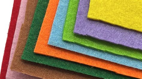 Fotografía detallada de piezas de madera y fieltro para juegos de cocina infantil