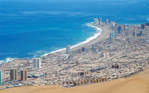 Vista panorámica de la costa de Iquique con el océano Pacífico al fondo.