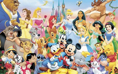 Exhibición artística de huevos de chocolate gigantes con motivos de personajes de Disney en el lobby de un hotel.