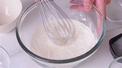 Infografía paso a paso mostrando la mezcla de ingredientes secos y líquidos en un bol.