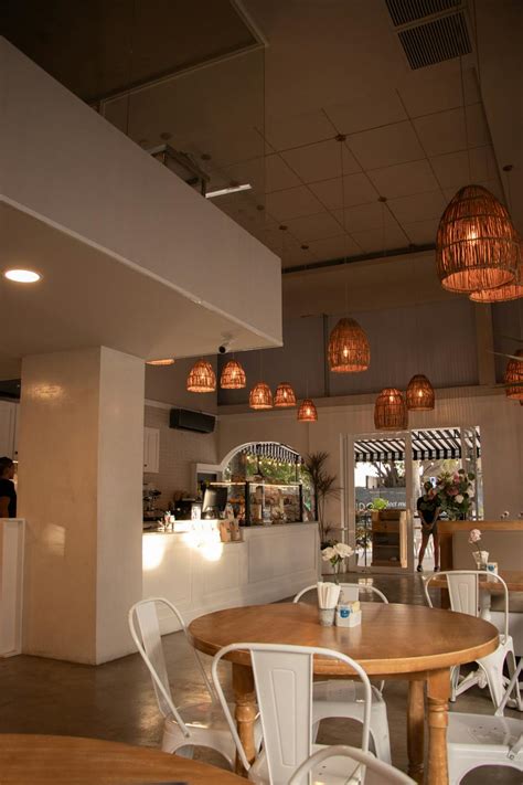 Interior moderno y acogedor de una cafetería