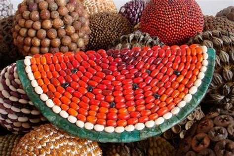 Foto de artesanías hechas con semillas