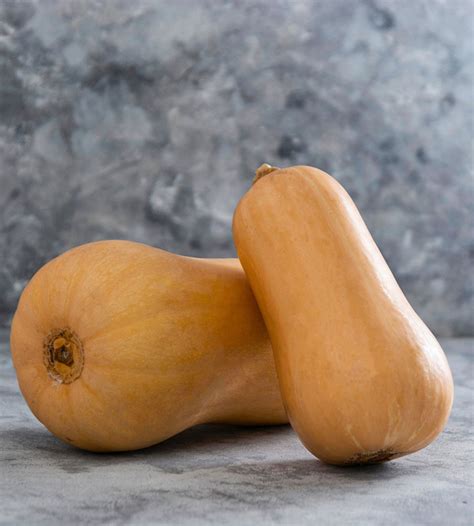 Comparativa visual entre zapallo butternut y zapallo amarillo chileno, destacando sus texturas