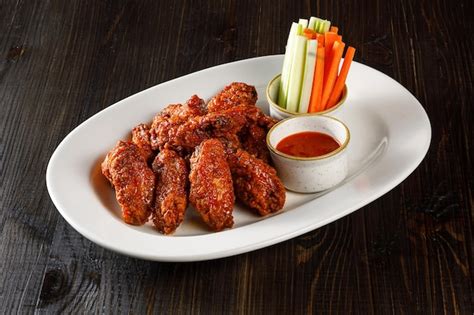 Plato de alitas de pollo variadas con diferentes salsas