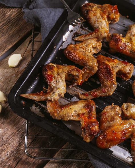 Alitas de pollo crujientes recién salidas del horno