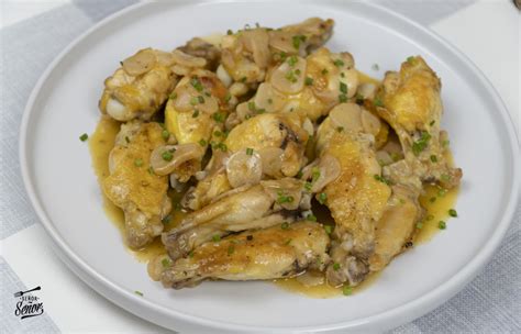 Alitas de pollo al ajillo en un plato, con perejil