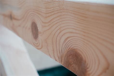 Muestra de madera lijada y sin lijar con imprimación