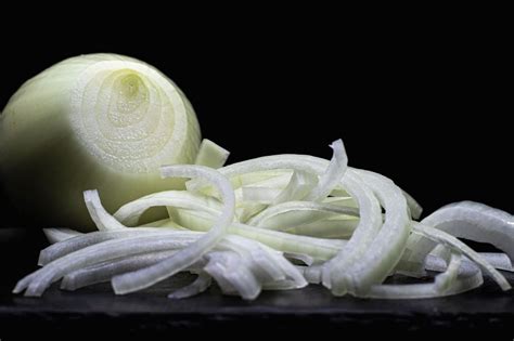 Infografía mostrando el corte uniforme de las cebollas (rodajas, cubos)