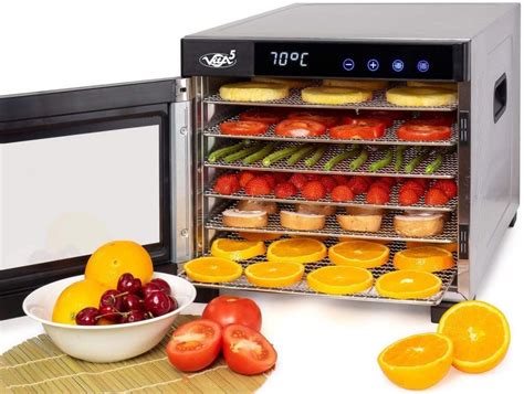 Foto de un deshidratador de alimentos con bandejas de cebolla