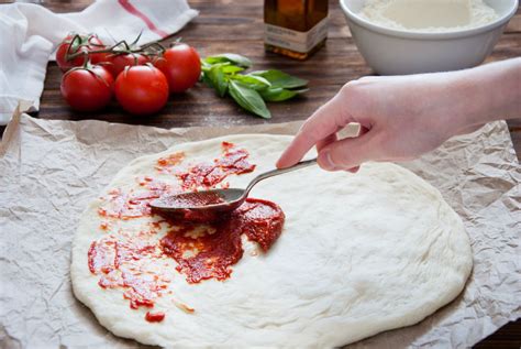 Tabla comparativa de ingredientes y posibles sustituciones para masa de pizza sin gluten