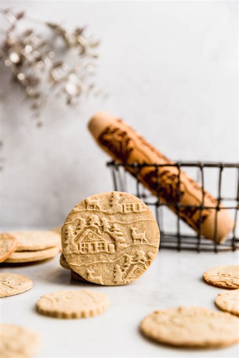 Bandeja de galletas decoradas con sellos y rodillo de relieve