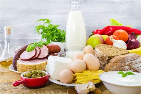 Plato con huevos y productos lácteos junto a verduras y frutas.