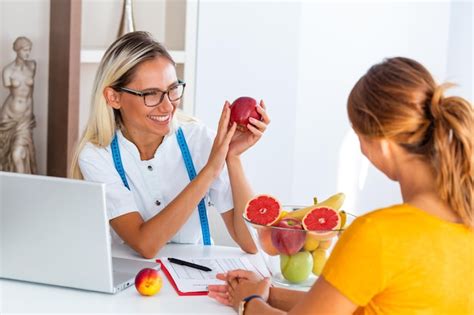 Persona consultando con un nutricionista sobre opciones de dieta.