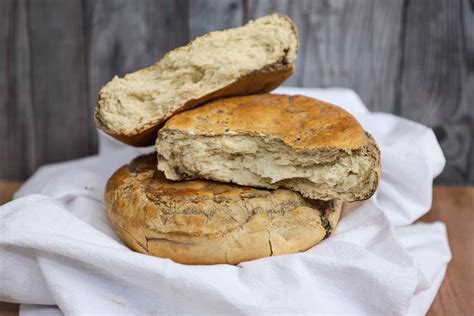 Fotografía: Masa de tortilla de rescoldo recién amasada y dividida en bollos